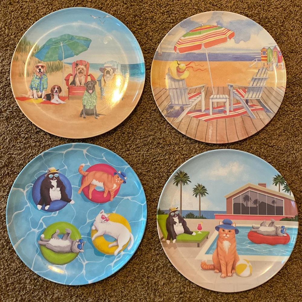 4 plastic plates